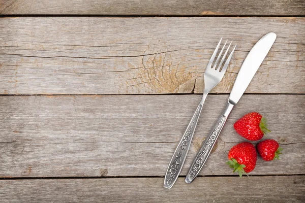 Rijpe aardbeien met zilverwerk — Stockfoto