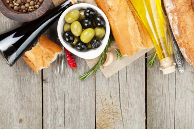 İtalyan yemeğine meze, zeytin, ekmek ve baharatlar