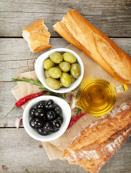 Aperitivo de comida italiana de azeitonas, pão e temperos — Fotografia de Stock