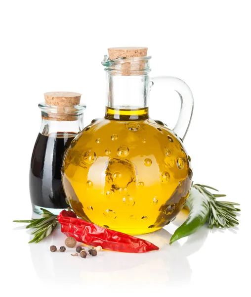 Оливковое масло и уксус со специями — стоковое фото