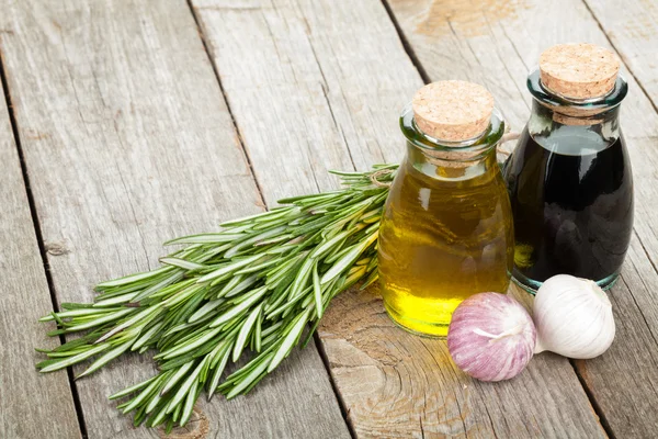 Flasker av olivenolje og eddik med krydder – stockfoto