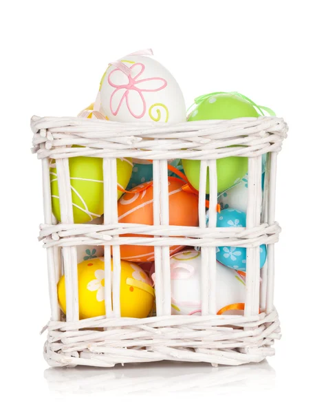 Cesta de ovos de Páscoa colorida — Fotografia de Stock