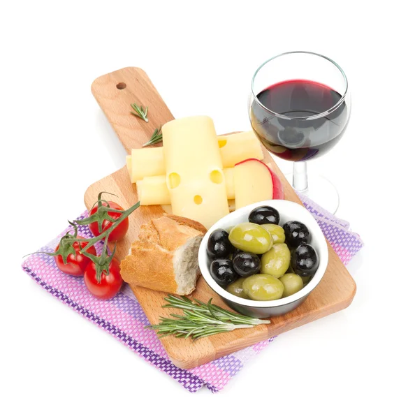 Vin rouge au fromage, pain, olives et épices — Photo