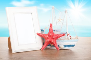 Deniz arka plan üzerinde fotoğraf çerçevesi