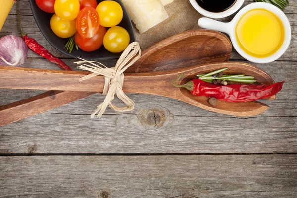 Kräuter, Gewürze, Tomaten und Käse — Stockfoto