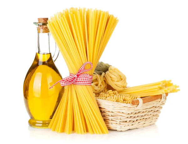 Pasta en olijfolie fles — Stockfoto