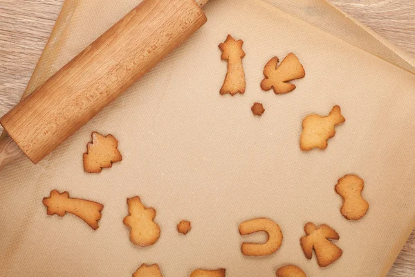 Rolling pin and gingerbread cookies