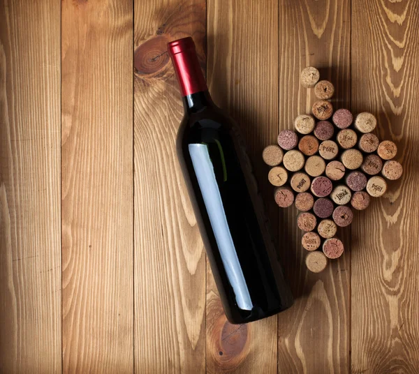 Piros bor a palack és a szőlő alakú dugók — Stock Fotó