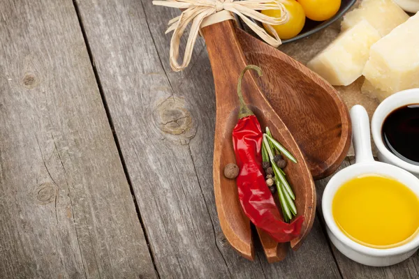 Ervas aromáticas, especiarias, tomates e queijo — Fotografia de Stock