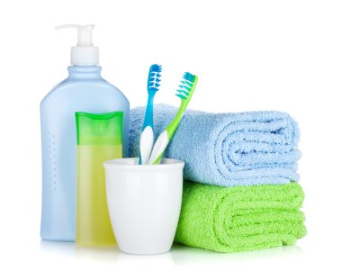 Diş fırçaları, kozmetik şişeleri ve havlu