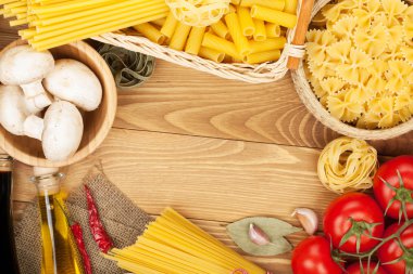 makarna, domates, mantar ve baharatlar