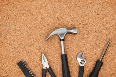cork arka plan üzerinde araç kümesi