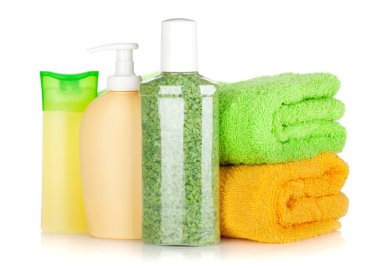 havlu ile Kozmetik Şişeler