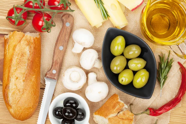 Оливки, грибы, хлеб, овощи и специи — стоковое фото