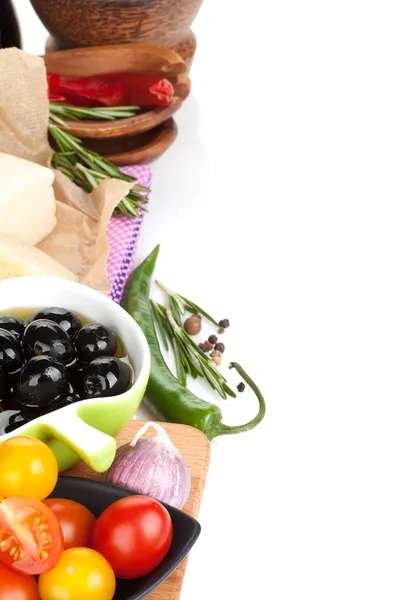 Ser parmezan, oliwki, pomidory, zioła i przyprawy — Zdjęcie stockowe