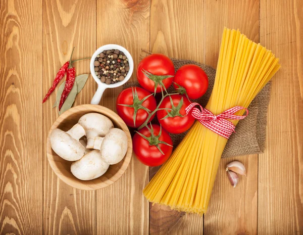 Massas alimentícias, tomates, cogumelos e especiarias — Fotografia de Stock