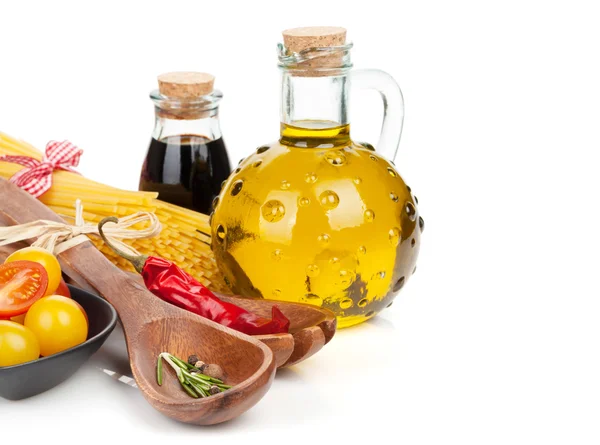 Olivový olej, ocet, rajčata a těstoviny — Stock fotografie