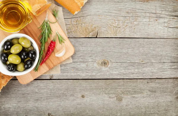 Italienische Vorspeise aus Oliven, Brot und Gewürzen — Stockfoto