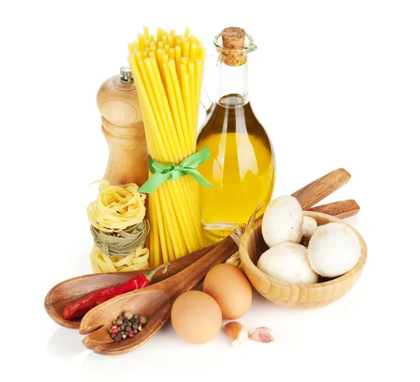 Pasta en ingrediënten — Stockfoto