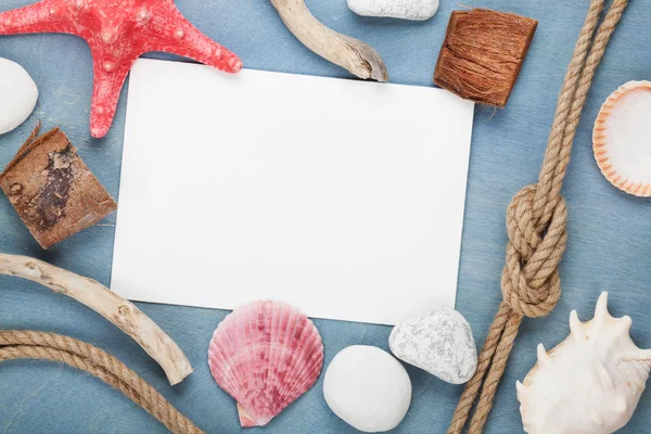Tarjeta de papel en blanco con conchas marinas, cuerda de barco, piedras marinas —  Fotos de Stock