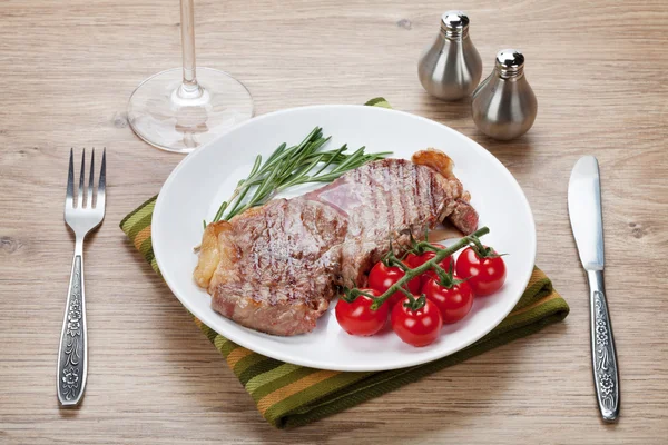 Bife de lombo com alecrim e tomate cereja em uma chapa — Fotografia de Stock