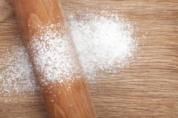 木製のテーブルの上に小麦粉とローリングピン — ストック写真
