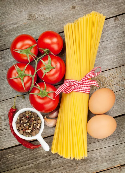 Massas alimentícias, tomates, ovos e especiarias — Fotografia de Stock