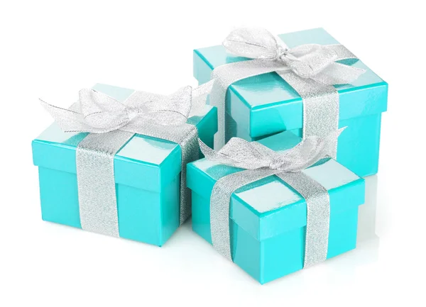 Três caixas de presente azul com fita de prata e arco — Fotografia de Stock