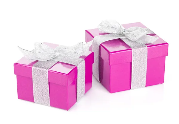 Due scatole regalo viola con nastro e fiocco in argento — Foto Stock