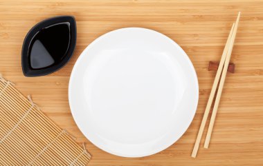 Boş levha, suşi yemek çubukları ve soya sosu