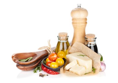 parmesan peyniri, domates, otlar ve baharatlar