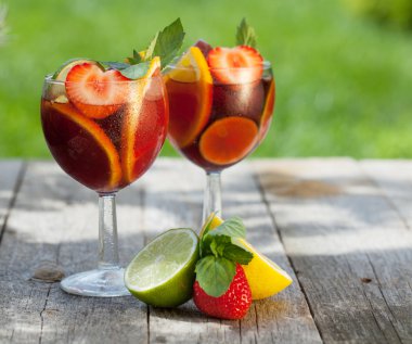 Serinletici meyve sangria (yumruk)