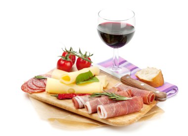 peynir, salam, ekmek, sebze ve baharatlar ile kırmızı şarap