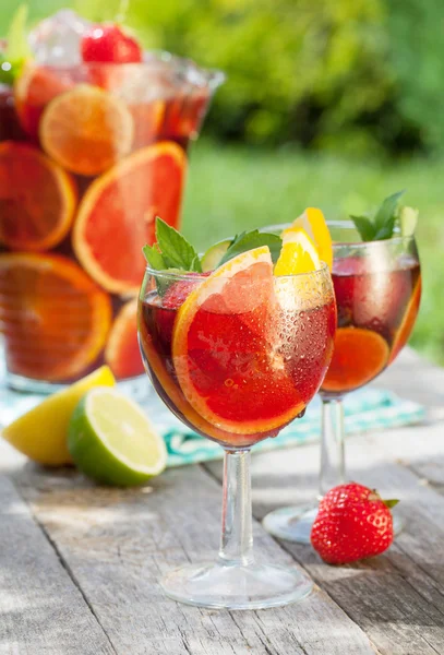 Refreshing fruit sangria (punch) — Stock Photo, Image