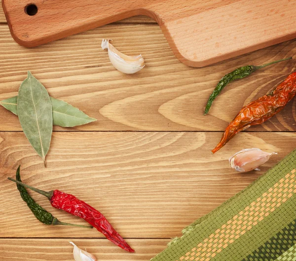 Ervas e especiarias na mesa de madeira — Fotografia de Stock