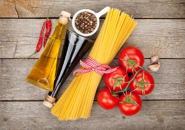 Pasta, tomatoes, condiments and spices — Stock Photo, Image