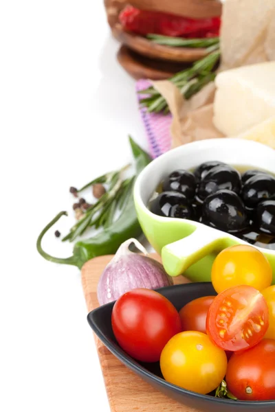 Tomates, azeitonas, queijo parmesão, ervas aromáticas e especiarias — Fotografia de Stock