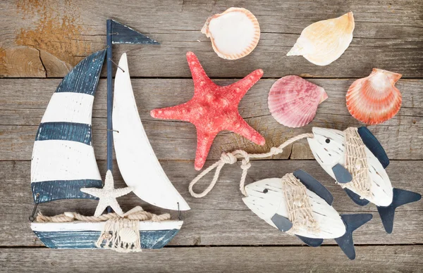 Juguete velero y pescado con conchas marinas y estrellas de mar — Foto de Stock