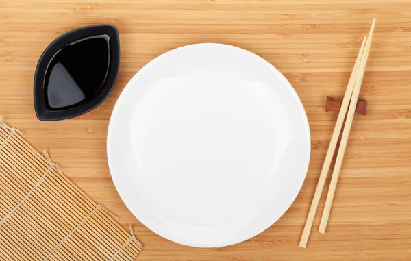 Platos vacíos, palillos de sushi y salsa de soja — Foto de Stock