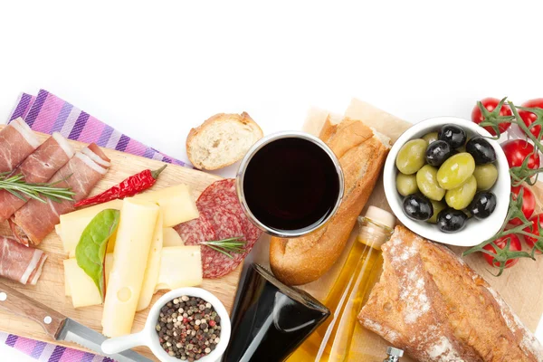 Vino tinto con queso, jamón, pan, verduras y especias — Foto de Stock