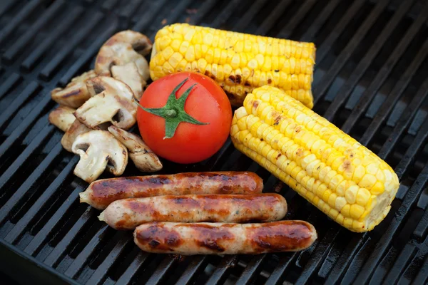 Grill barbecue salsicce e verdure — Foto Stock