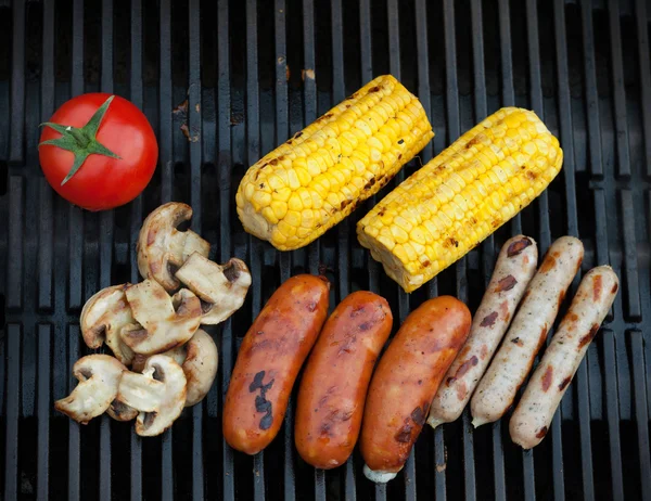 Grill barbecue salsicce e verdure — Foto Stock