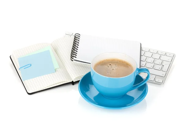 Blaue Kaffeetasse und Bürobedarf — Stockfoto