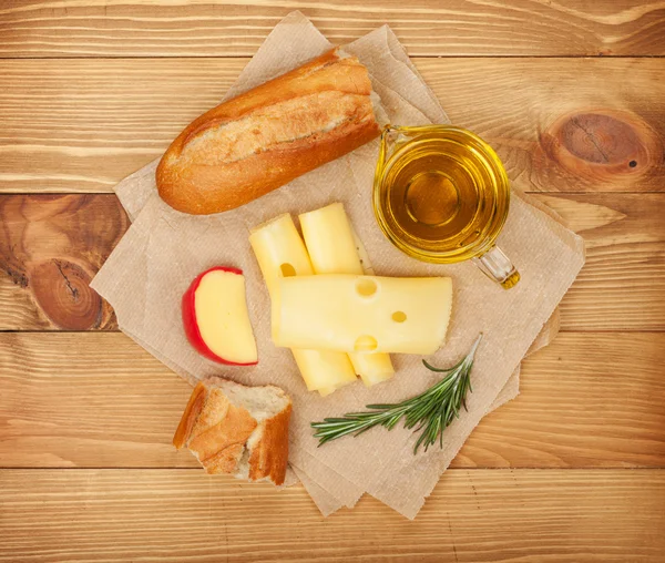 奶酪、 面包和调味品 — 图库照片