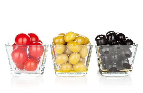 Körsbärstomater, svarta och gröna oliver — Stockfoto