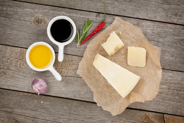 Parmesan peyniri, otlar ve baharatlar — Stok fotoğraf