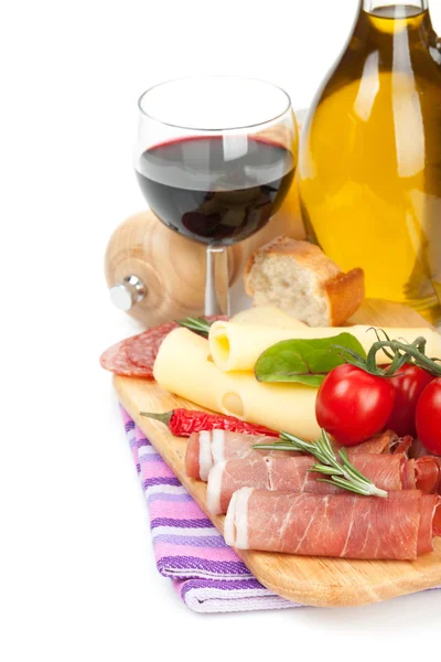 Rode wijn met kaas, ham, brood, groenten en specerijen — Stockfoto