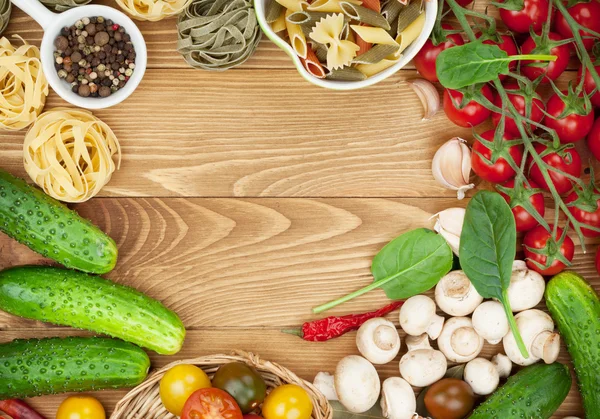 Ingredientes frescos para cozinhar: macarrão, tomate, pepino, cogumelos — Fotografia de Stock