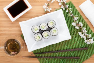 salatalık ve taze sakura şube ile Japon rulo