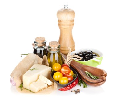 parmesan peyniri, domates, otlar ve baharatlar